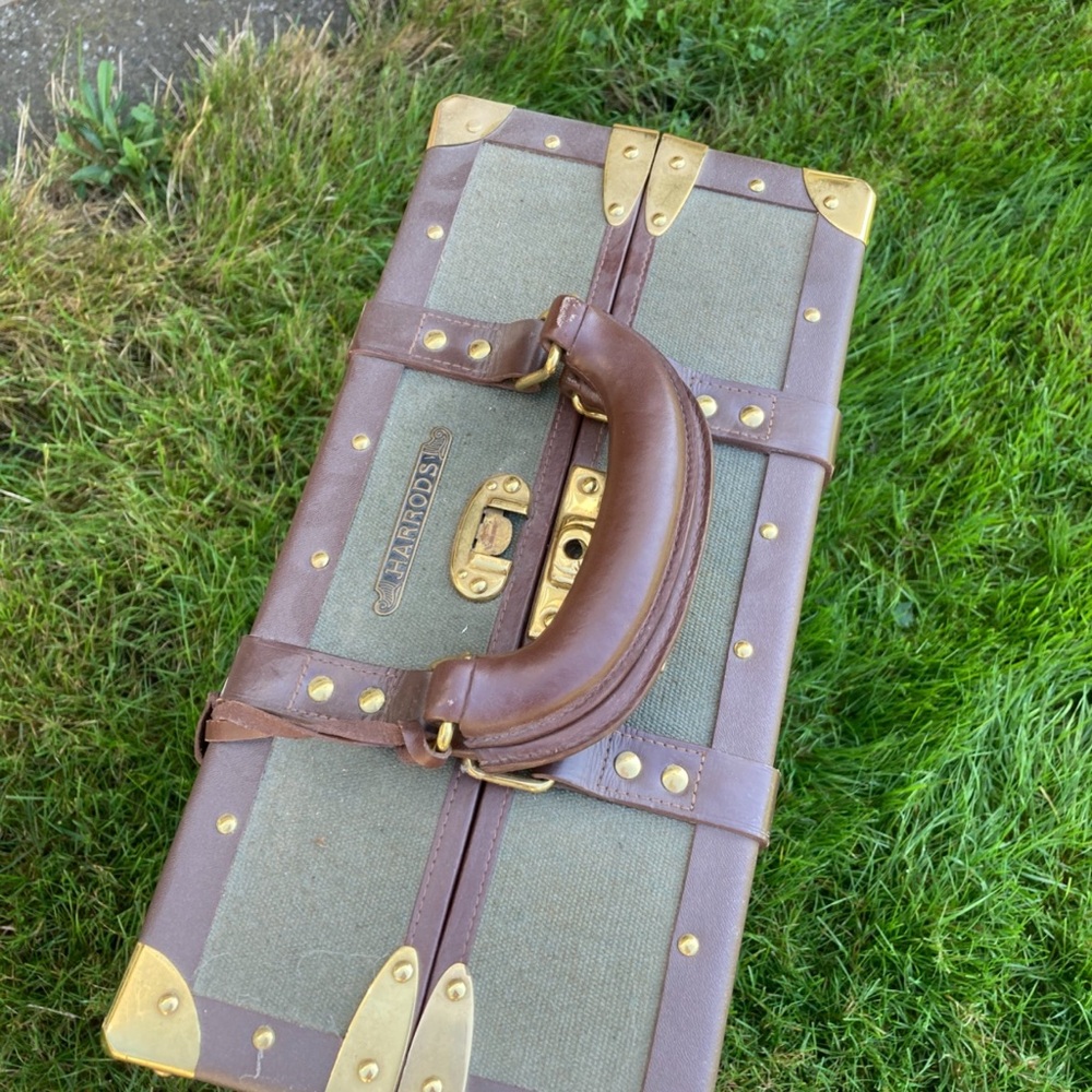 Harrods picnic Trunk. Classic Harrods green canvas with brass embellishments - Picture 8 of 12